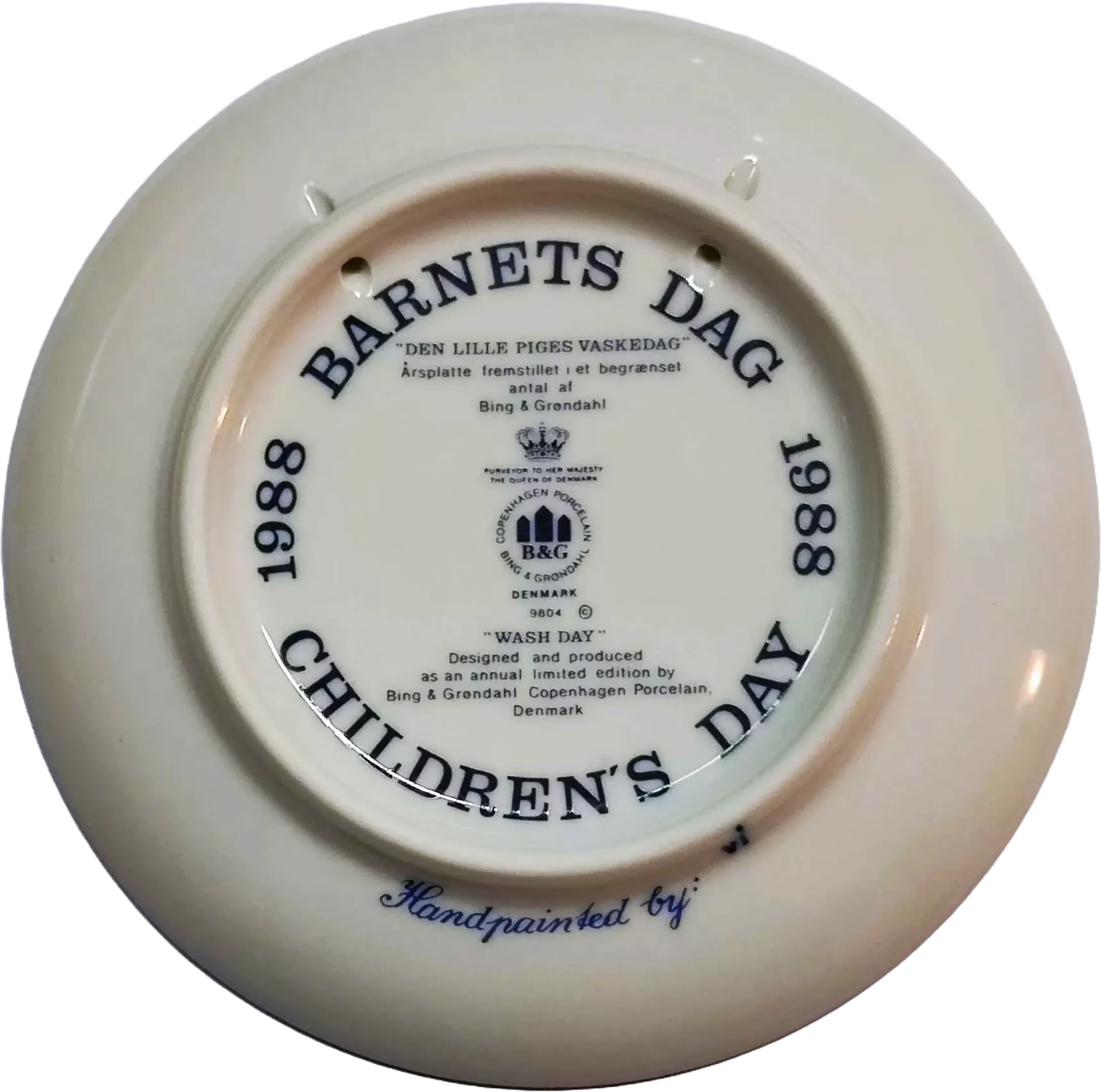 BG-CHILDREN 1988 REBG-CHI-1988-piatto-bing-grondahl-childrens-day-plate-washing-day-back