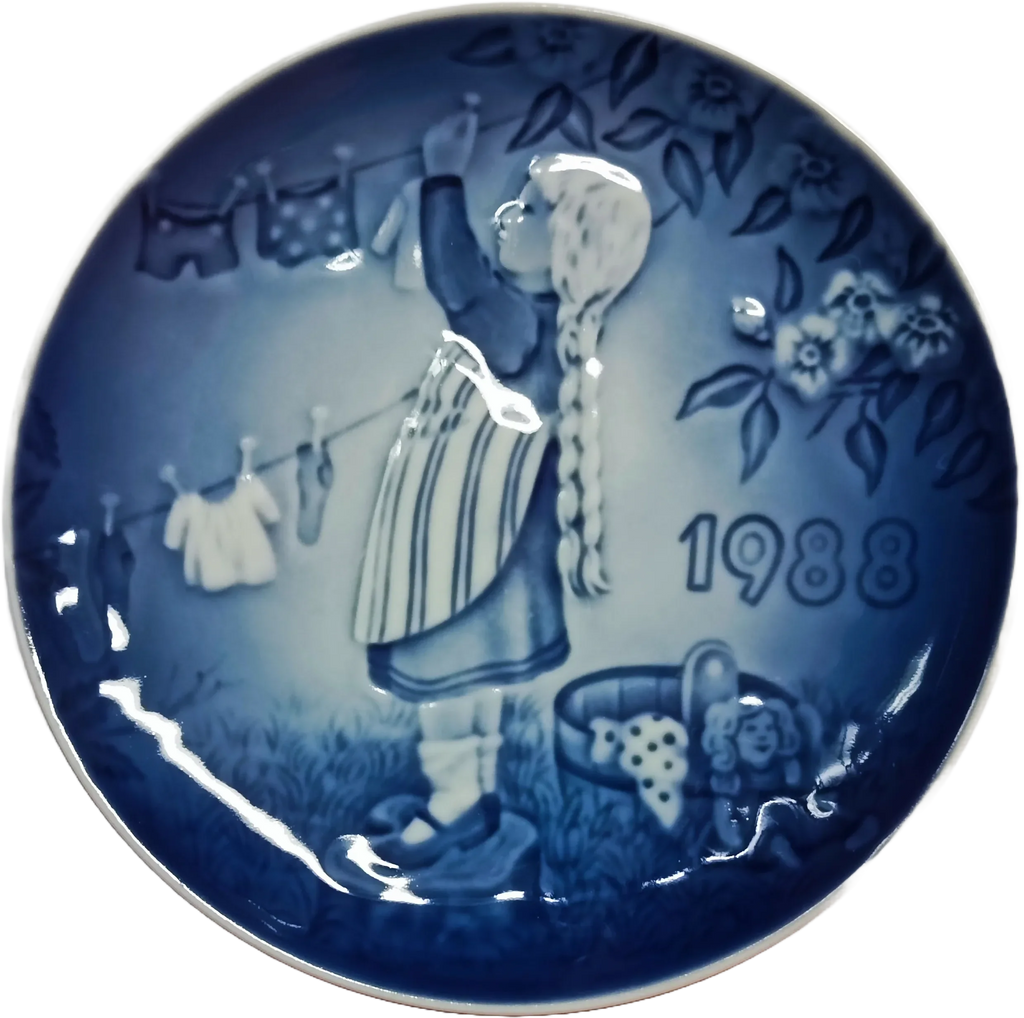 BG-CHI-1988-piatto-bing-grondahl-childrens-day-plate-washing-day-front