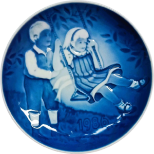 Piatto del Bambino 1986 Bing & Grøndahl - 13 cm - Un volo gioioso - Sven Vestergaard - Blu; Bianco