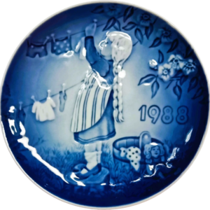 Piatto del Bambino 1988 Bing & Grøndahl - 13 cm - Il bucato della bambina - Sven Vestergaard - Blu; Bianco