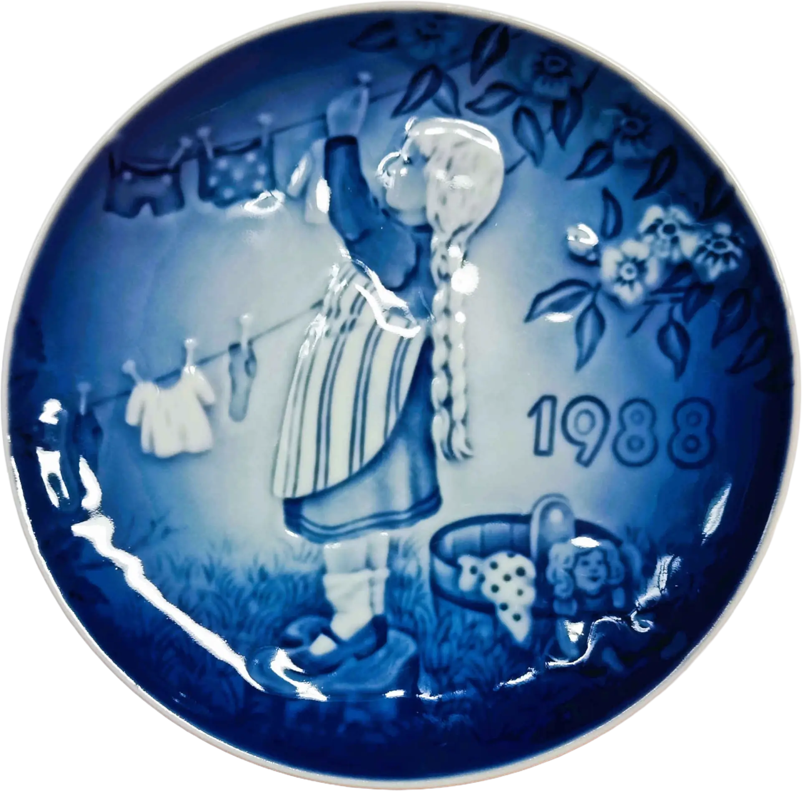 Piatto del Bambino 1988 Bing & Grøndahl - 13 cm - Il bucato della bambina - Sven Vestergaard - Blu; Bianco