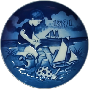 Piatto del Bambino 1991 Bing & Grøndahl - 13 cm - Divertimento sulla spiaggia - Sven Vestergaard - Blu; Bianco