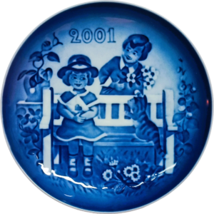 Piatto del Bambino 2001 Bing & Grøndahl - 13 cm - La Piccola Coppia di Fidanzatini - Sven Vestergaard - Blu; Bianco