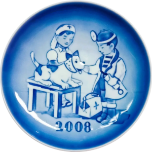 Piatto del Bambino 2008 Bing & Grøndahl - 13 cm - Il piccolo veterinario - Sven Vestergaard - Blu; Bianco