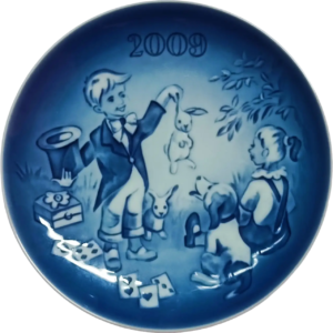 Piatto del Bambino 2009 Bing & Grøndahl - 13 cm - Il piccolo mago - Sven Vestergaard - Blu; Bianco