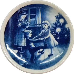 Placchetta di Natale 2002 Bing & Grøndahl - 8 cm - Danza vicino all'albero - Jørgen Nielsen - Blu; Bianco