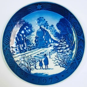 Piatto di Natale 1973 Royal Copenhagen - 18 cm - Tornare a casa per Natale - Kaj Lange - Blu; Bianco