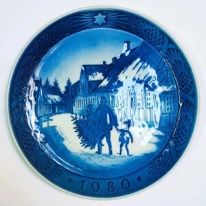 Piatto di Natale 1980 Royal Copenhagen - 18 cm - Portare a casa l'albero di Natale - Kaj Lange - Blu; Bianco