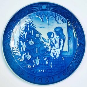 Piatto di Natale 1981 Royal Copenhagen - 18 cm - Ammirare l'albero di Natale - Kaj Lange - Blu; Bianco