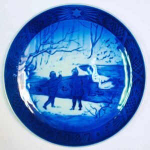 Piatto di Natale 1987 Royal Copenhagen - 18 cm - Uccelli invernali - Sven Vestergaard - Blu; Bianco