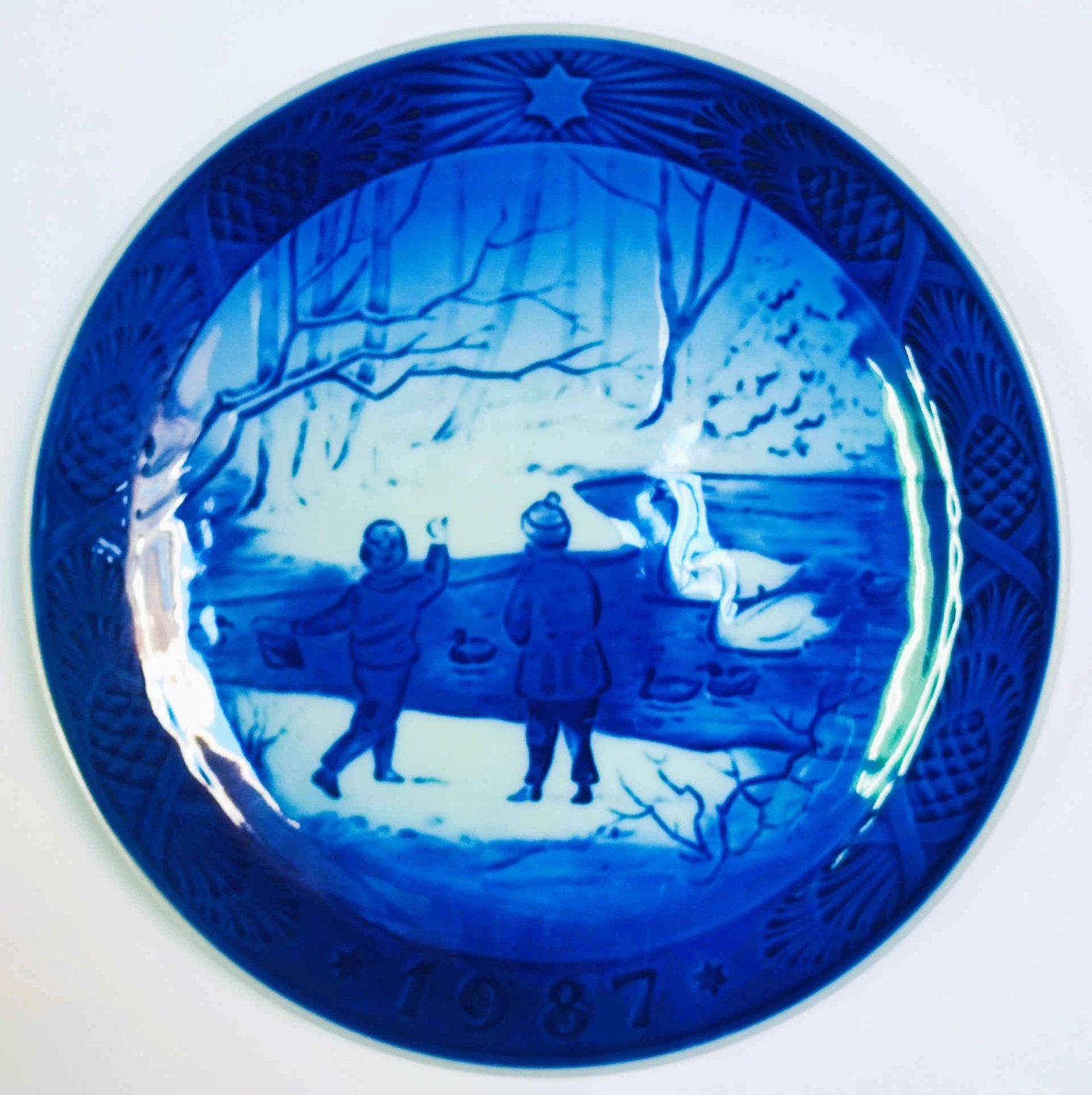 Piatto di Natale 1987 Royal Copenhagen - 18 cm - Uccelli invernali - Sven Vestergaard - Blu; Bianco