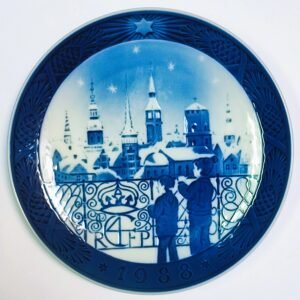 Piatto di Natale 1988 Royal Copenhagen - 18 cm - Vigilia di Natale a Copenaghen - Sven Vestergaard - Blu; Bianco