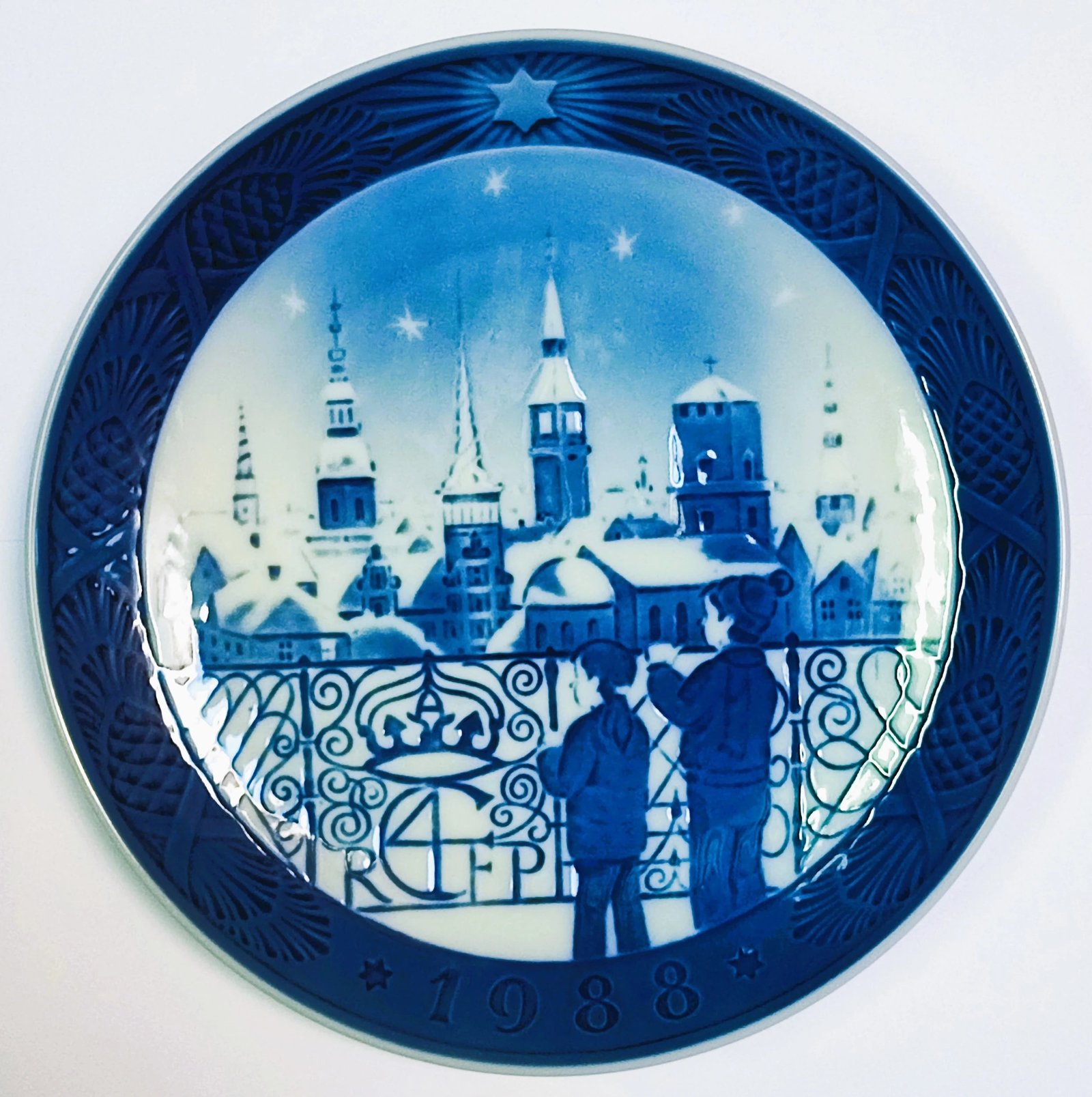 Piatto di Natale 1988 Royal Copenhagen - 18 cm - Vigilia di Natale a Copenaghen - Sven Vestergaard - Blu; Bianco