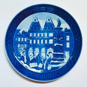 Piatto di Natale 2009 Royal Copenhagen - 18 cm - Natale ad Amagertorv - Sven Vestergaard - Blu; Bianco