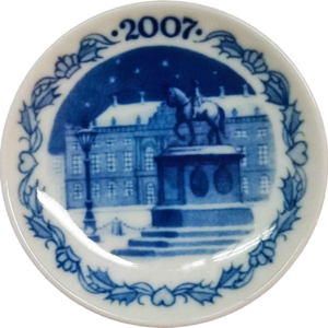 Placchetta di Natale 2007 Royal Copenhagen - 8 cm - Statua equestre in Piazza Amalienborg - Sven Vestergaard - Blu; Bianco