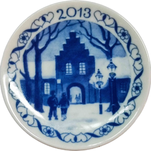 Placchetta di Natale 2013 Royal Copenhagen - 8 cm - Accademia di Sorø         - Sven Vestergaard - Blu; Bianco