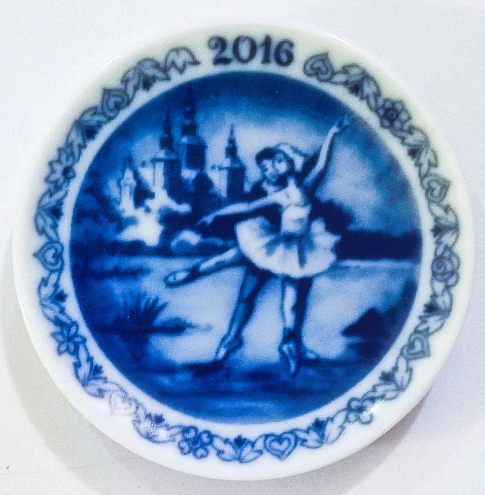 Placchetta di Natale 2016 Royal Copenhagen - 8 cm - Lago dei cigni presso Rosenborg - Sven Vestergaard - Blu; Bianco