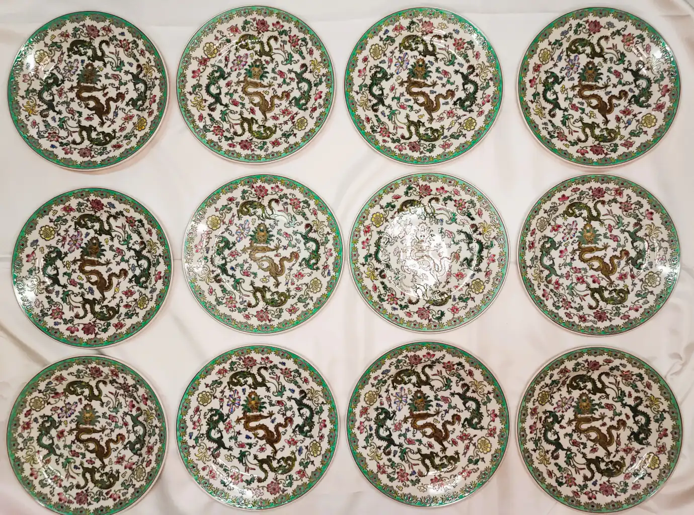 Piatto Cinese in Porcellana Jingdezhen. 5 Draghi Dipinti a Mano (25 cm). - immagine 3