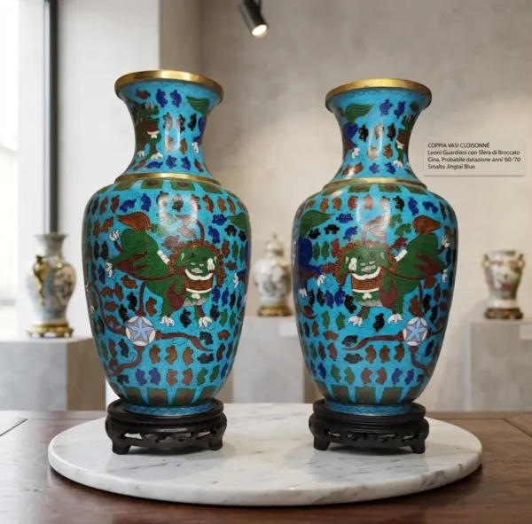 Coppia di vasi cloisonne cinesi turchesi con Leoni Guardiani verdi e marroni che inseguono la sfera di broccato, completi di basi in legno.