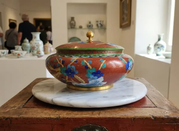 Vaso cloisonne cinese in smalto rosso con coperchio e decori floreali