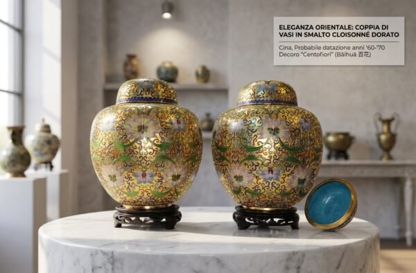 Coppia di vasi cloisonne dorati cinesi Ginger Jar con basi in legno